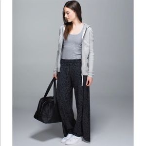 Lululemon wide leg pant size 6